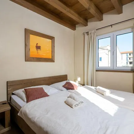Nocciola Mit 6 Schlafzimmern In Meeresnaehe By Interhome * Premantura